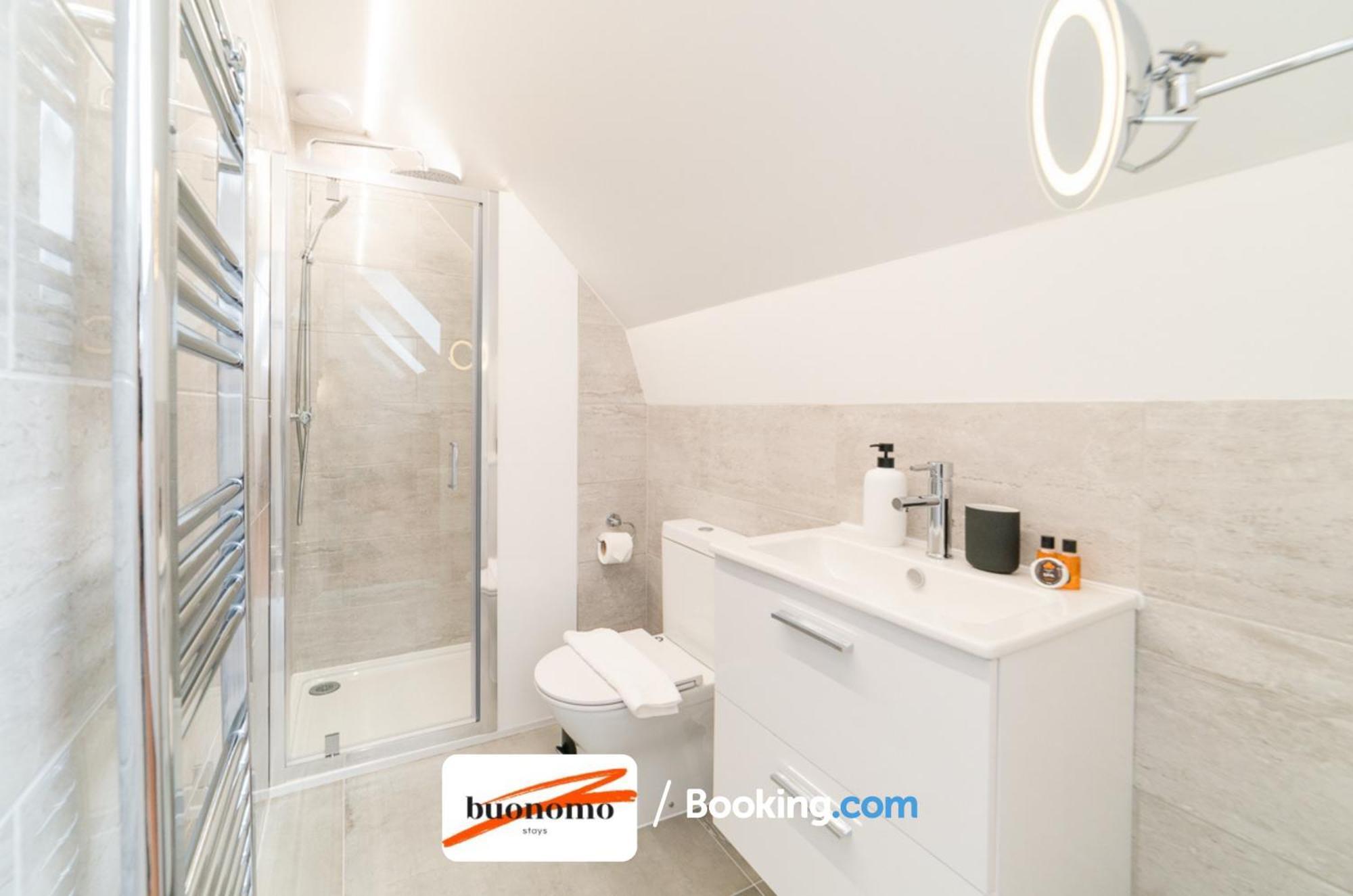 Two Bedroom Apartment At Buonomo Stays Short Lets & Serviced Accommodation London Exterior photo