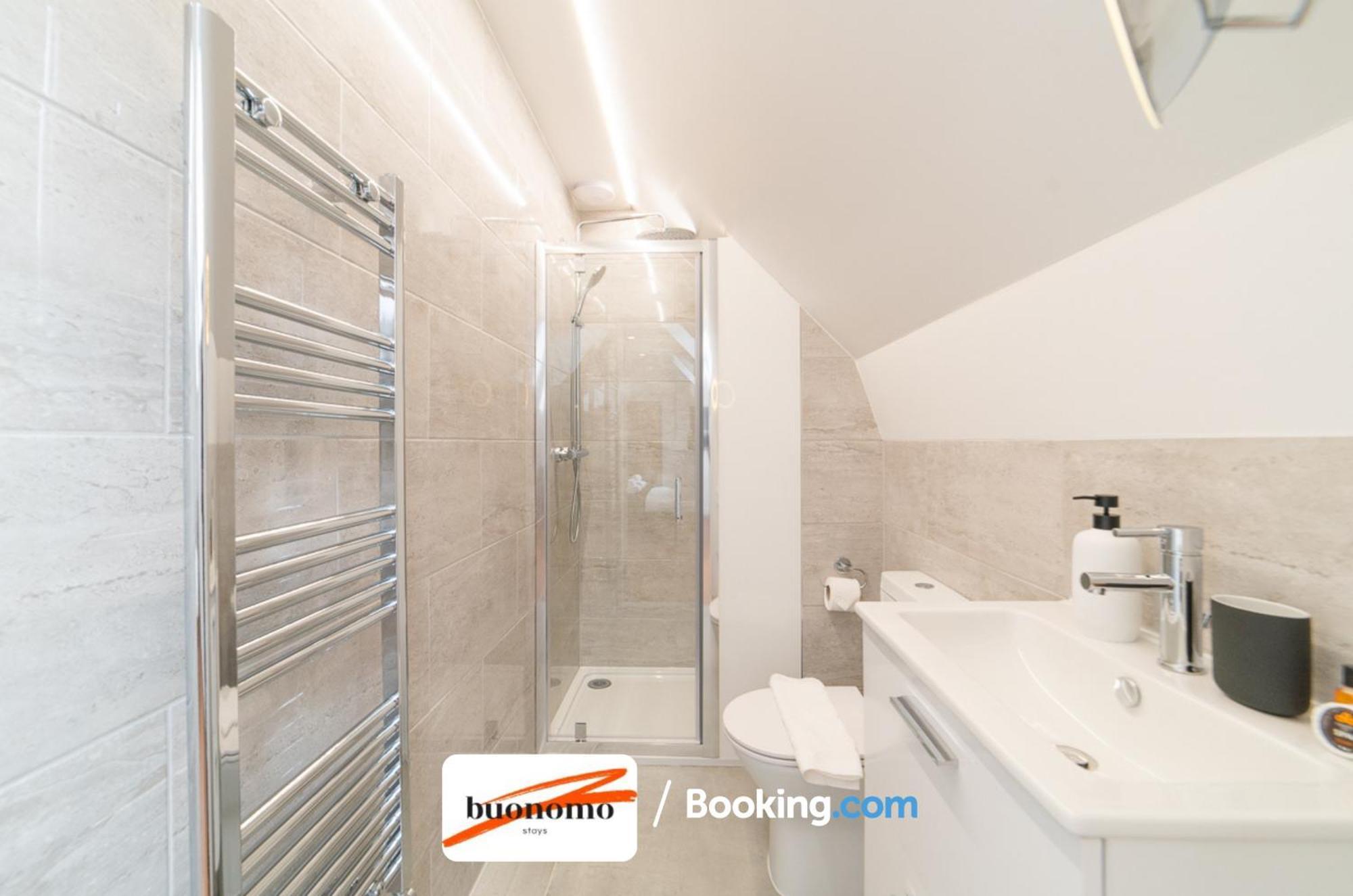 Two Bedroom Apartment At Buonomo Stays Short Lets & Serviced Accommodation London Exterior photo